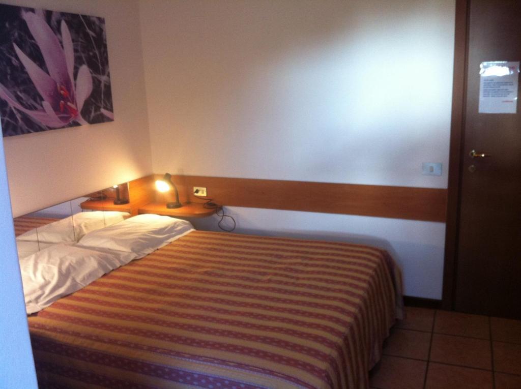 ميروني Hotel Pontenuovo الغرفة الصورة
